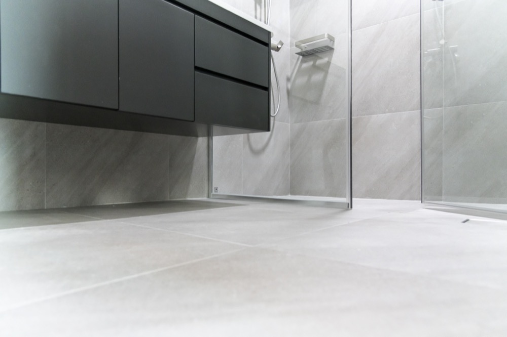 Best Materials for Bathroom Floors in Illinois Climate